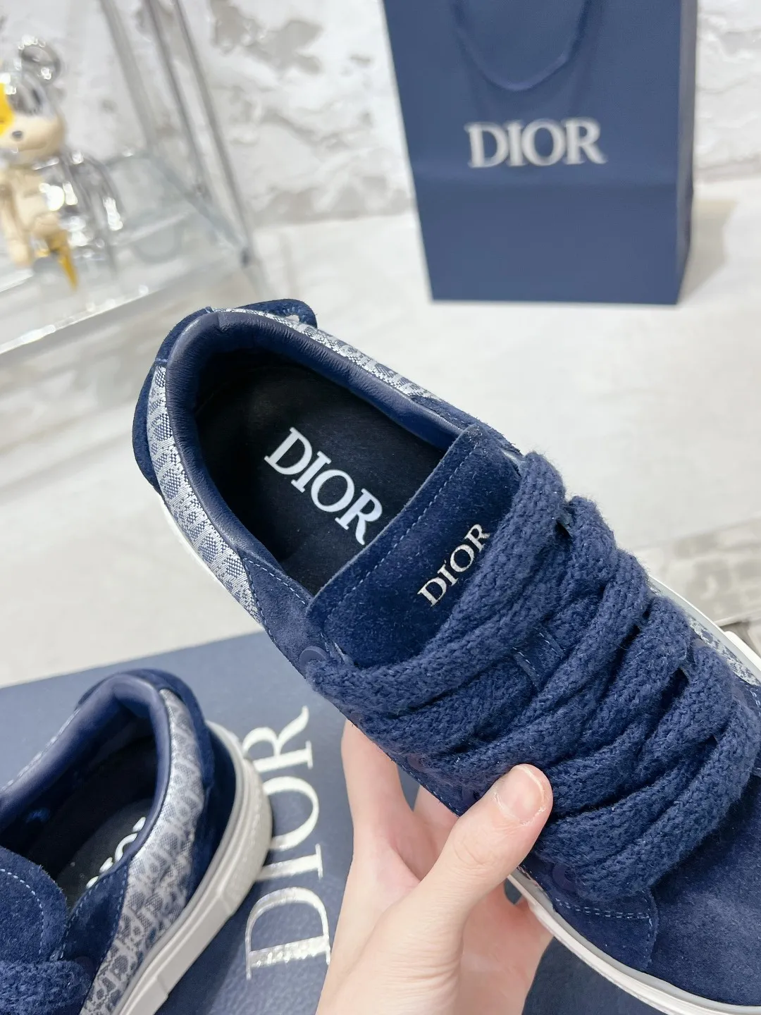 👟👟Ex-factory price 560👟👟 Top version Dior B33 series! Casual sneakers for couples 👟 Purchased from the original, developed and made. Carefully crafted from Dior gray cow leather, decorated with tone-on-tone CD Diamond pattern canvas panels on the sides. The shoelace eyelets in the shape of CD Icon are clever and exquisite, and the two-color sole, tongue and heel are all decorated with special details, making it even more refined. It is a very casual and versatile shoe. 🔘Fabric: Original customized calfskin + Oblique floral fabric 🔘Inner: Customized breathable lining 🔘Outsole: Original molded T👟👟Ex-factory price U combination outsole 🔘Sole thickness: 3CM 🔘Number of sizes: Women’s size: 35-41 Men’s size: 38-46 (Female 41, Men’s 38, 46 customized are not returnable)